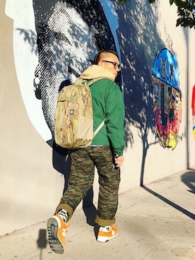 「J.CREW」｜「アイテム（その他アウター）」を使った、Colorholic manさん（メンズ・172cm）の春コーディネート