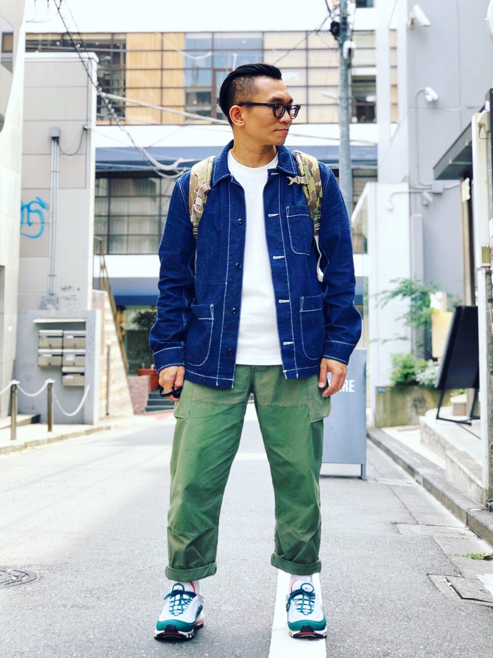 ブルー系のデニムジャケット、ブルー系のデニムジャケット、グリーン系のカーゴパンツを着用したメンズの春コーディネートの1枚目の写真