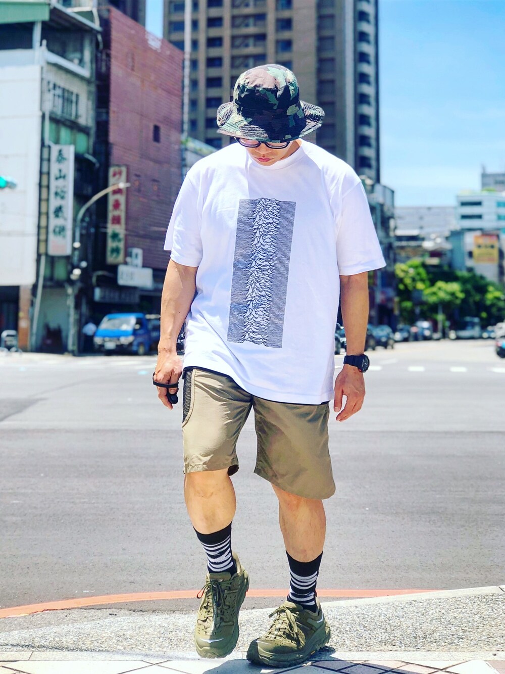 「UNIQLO、MANASTASH、HOKAONEONE、niko and ...、ootd、streetstyle、streetfashion、menswear」｜「UNIQLOのアイテム（Tシャツ/カットソー、ホワイト系）」を使った、Colorholic manさん（メンズ・172cm）の夏コーディネートの1枚目の写真