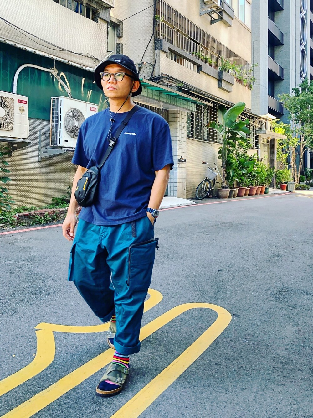 「patagonia、NIKE、birkenstock、UNIQLO、ARC'TERYX、ootd、streetstyle、streetfashion、menswear」｜「patagoniaのアイテム（Tシャツ/カットソー、ブルー系）」を使った、Colorholic manさん（メンズ・172cm）の夏コーディネートの1枚目の写真