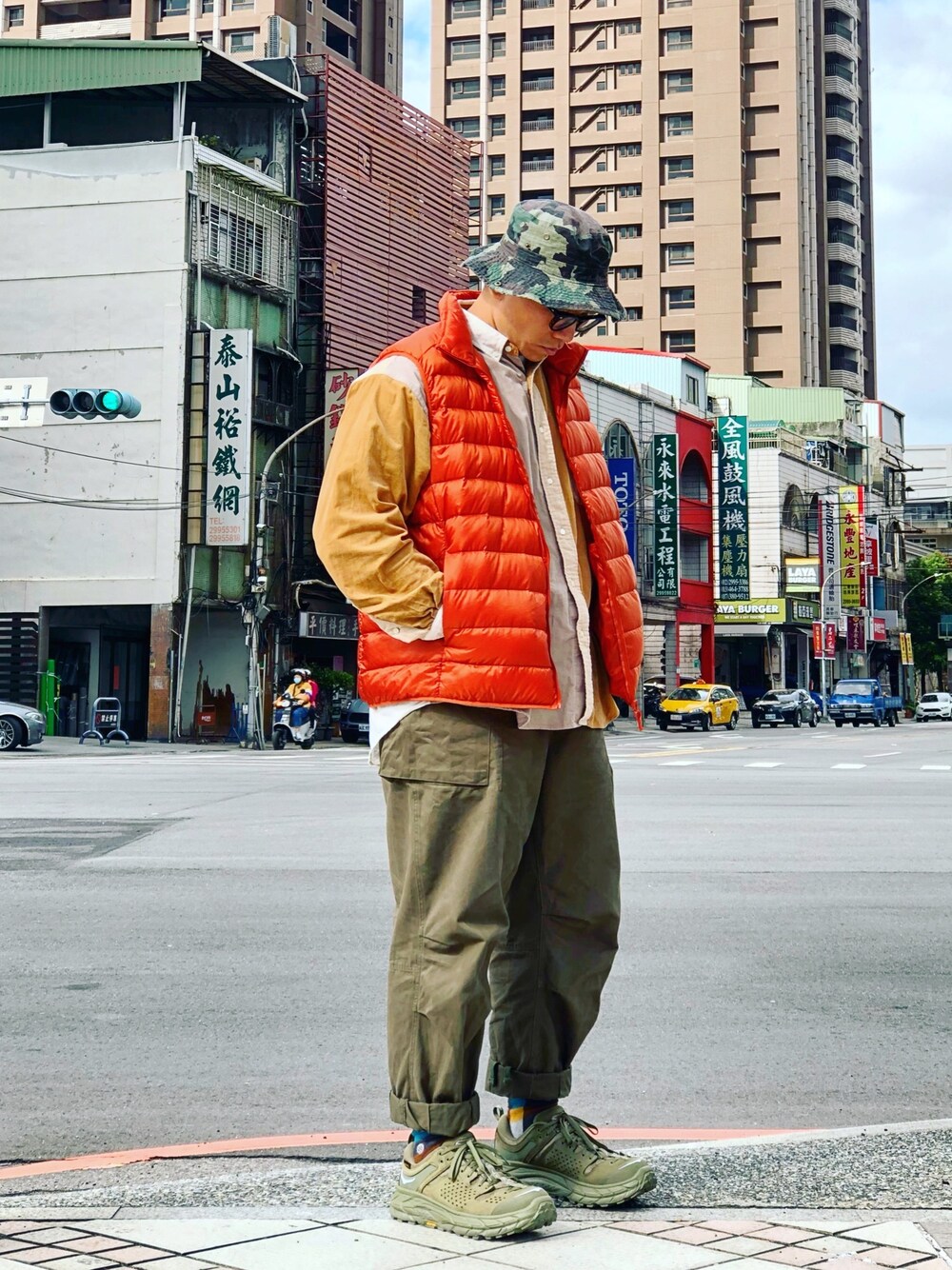「UNIQLO、BEAMS、Filter017、HOKAONEONE、niko and ...、ootd、streetstyle、streetfashion、menswear」｜「BEAMSのアイテム（シャツ/ブラウス、ベージュ系）」を使った、Colorholic manさん（メンズ・172cm）の冬コーディネートの1枚目の写真
