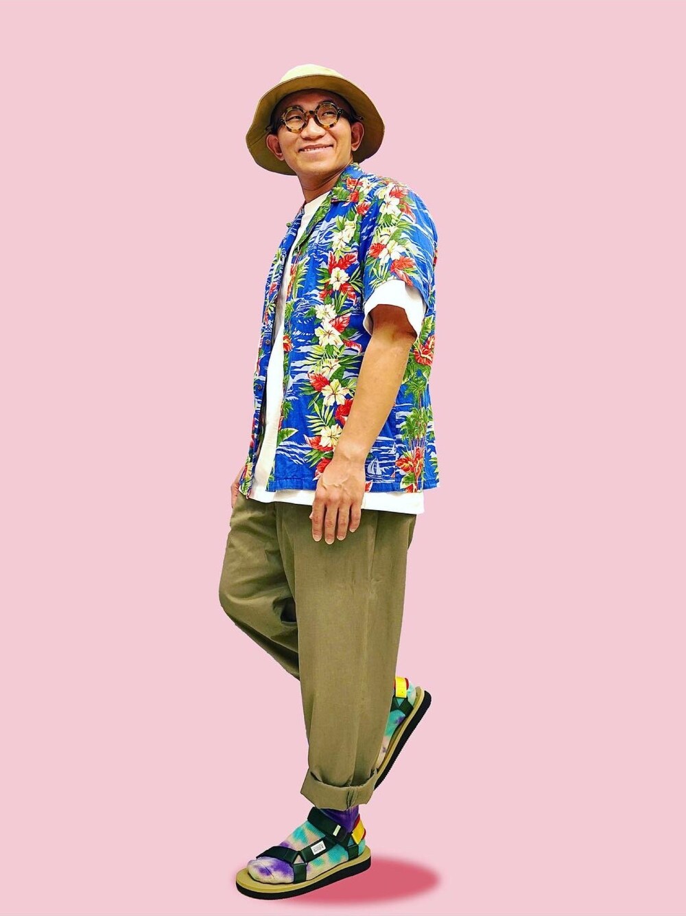 「vintage、hawaii shirt、UNIQLO、suicoke、anonymous ism、niko and ...、ootd、streetstyle、streetfashion、menswear」｜「VINTAGEのアイテム（シャツ/ブラウス、ブルー系）」を使った、Colorholic manさん（メンズ・172cm）の夏コーディネートの1枚目の写真