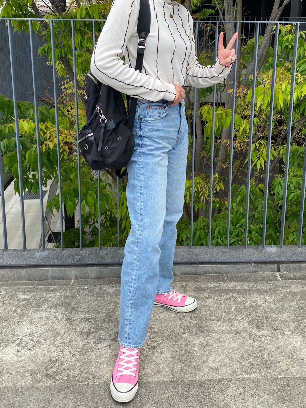 「学校、大学生、コンバース、スニーカーコーデ、リュック、デニム、デニムパンツ、パンツスタイル、カジュアル、カジュアルコーデ」｜「MOUSSYのPLAIN JEANS STRAIGHT（デニムパンツ、ブルー系）」を使った、Rikoさん（レディース・163cm）の春コーディネートの1枚目の写真