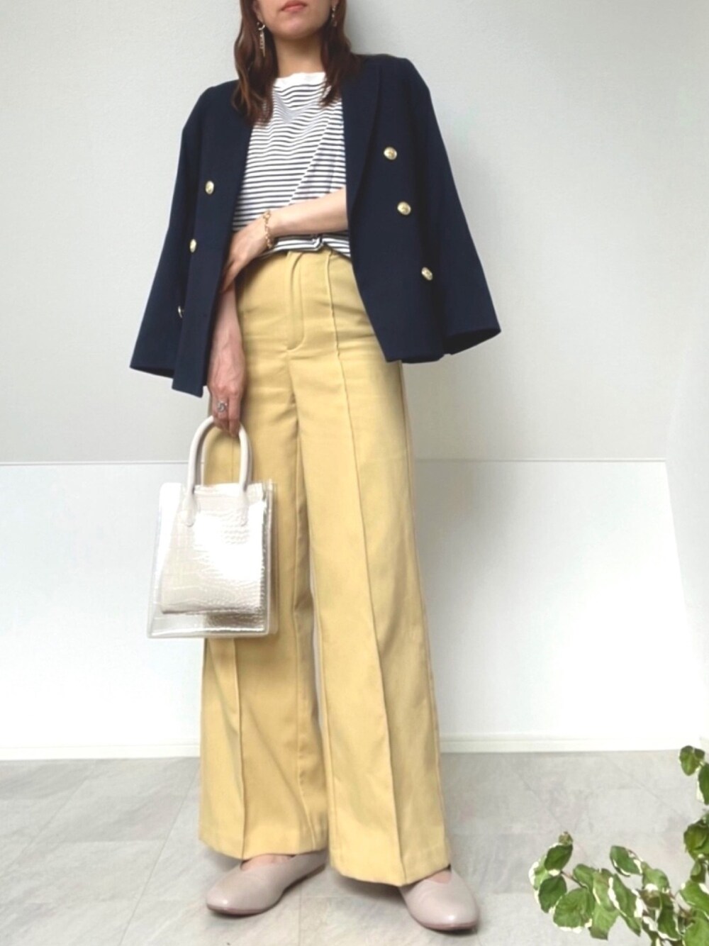その他のTシャツ/カットソー、イエロー系のスラックス、その他のショルダーバッグを着用したレディースの春コーディネートの1枚目の写真