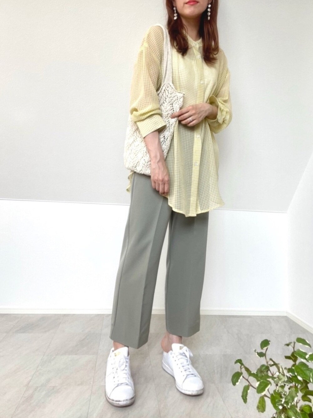イエロー系のシャツ/ブラウス、グリーン系のその他パンツ、ホワイト系のスニーカーを着用したレディースの春コーディネートの1枚目の写真