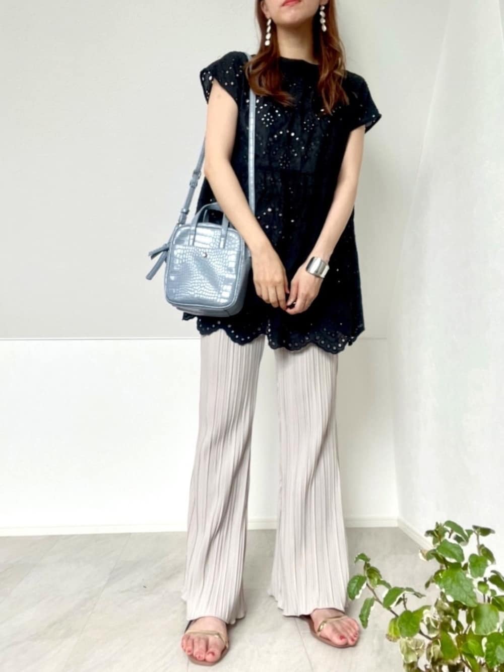 ブラック系のシャツ/ブラウス、ホワイト系のその他パンツ、ブルー系のショルダーバッグを着用したレディースの夏コーディネートの1枚目の写真