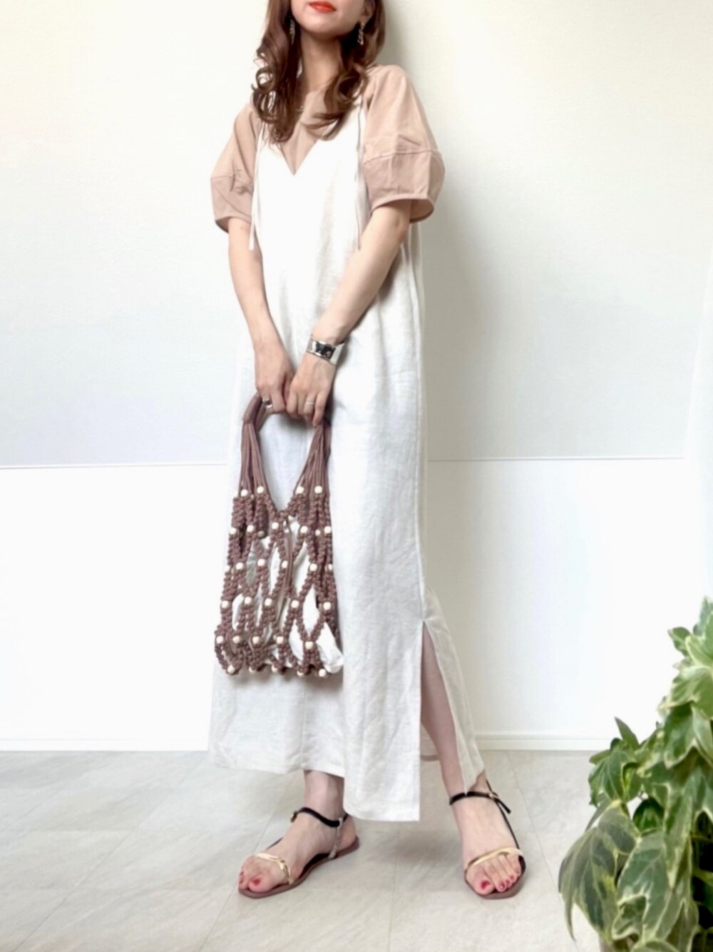 ブラウン系のシャツ/ブラウス、グリーン系のワンピース、ブラウン系のトートバッグを着用したレディースの夏コーディネートの1枚目の写真