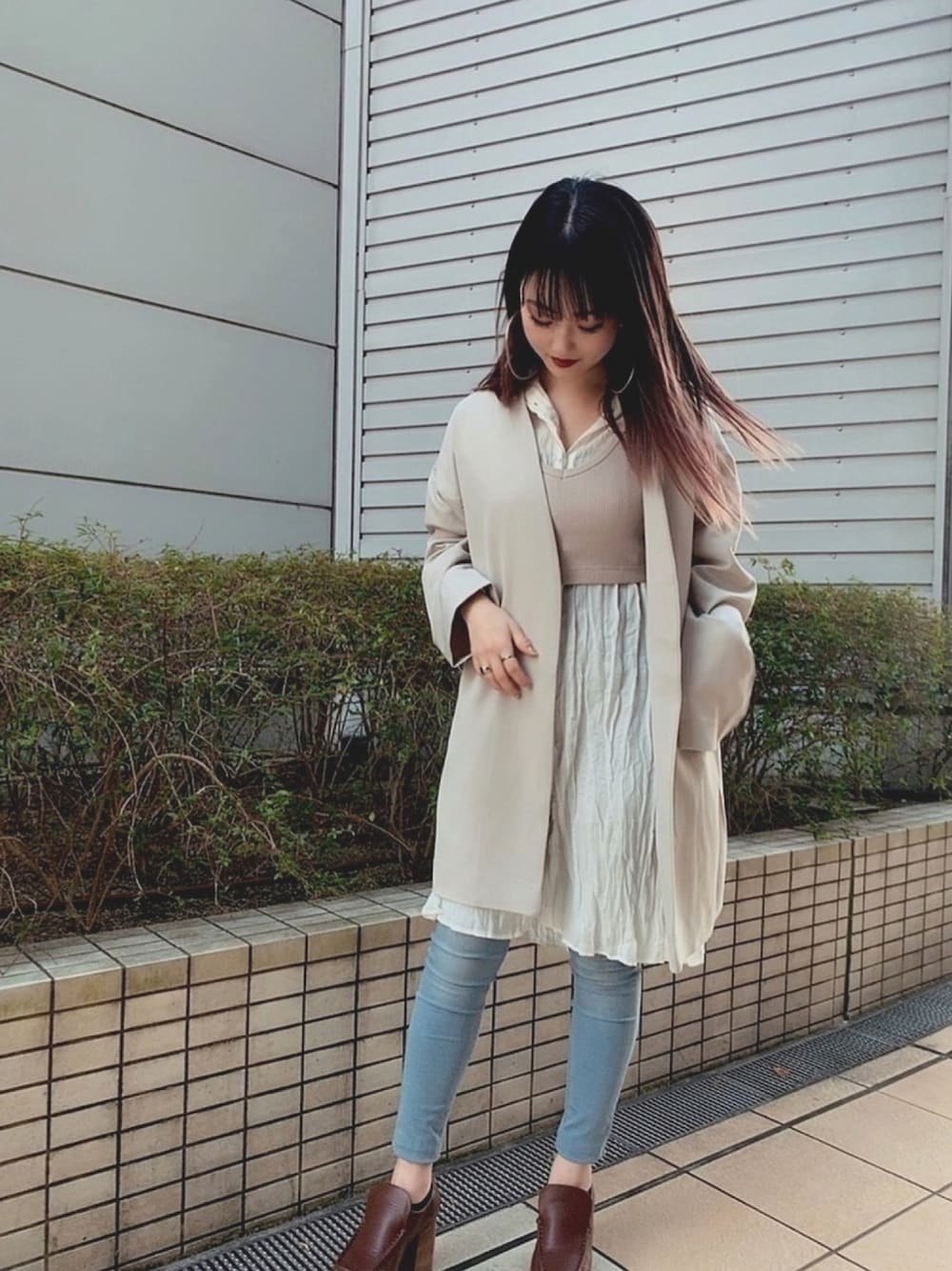「JEANASiS、春コーデ、ノーカラージャケット、キレイめ、カジュアルコーデ、カジュアルミックス、スキニーコーデ、スキニーパンツ、着回しコーデ、お洒落さんとつながりたい」｜「JEANASISのワッシャーチュニックシャツLS/871926（シャツ/ブラウス、ホワイト系）」を使った、FUKAさん（レディース・158cm）の春コーディネートの1枚目の写真