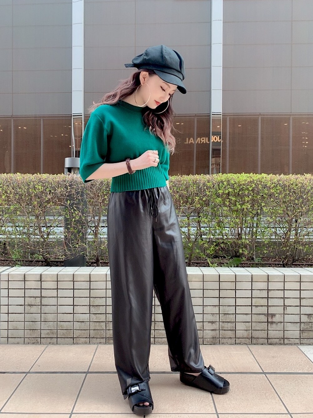 「おうちファッション、カジュアル、グリーン、レザー、ジーナシス、夏コーデ、春コーデ、オトナカジュアル、おしゃれさんと繋がりたい」｜「JEANASISの12GフトリブショートプルオーバーSS/884383（ニット/セーター、グリーン系）」を使った、FUKAさん（レディース・158cm）の春コーディネートの1枚目の写真