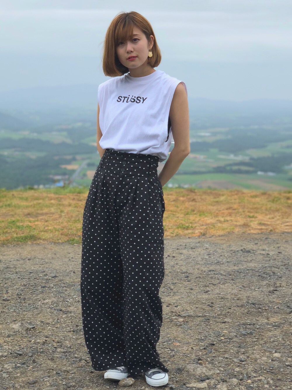 「夏セールで買いました、ステューシー、ノースリーブ、ワントーンコーデ、へザー、サス付きパンツ、ドット、おしゃれさんと繋がりたい」｜「STUSSYのStussy Tank（タンクトップ、ホワイト系）」を使った、きっくさん（レディース・153cm）の夏コーディネートの1枚目の写真