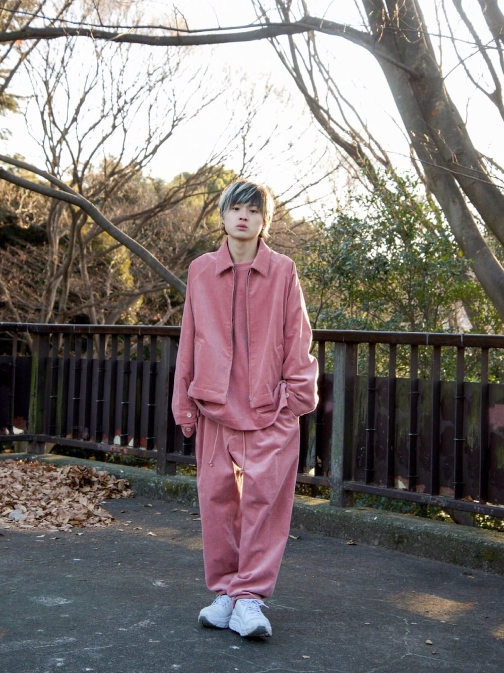 「冬コーデ、シンプル、オーバーサイズ、ブラック、ワイドパンツ、冬、ootd、ストリート、セットアップ、コーデュロイ」｜「yotsubaのCorduroy Zip Jaket / Pink（その他アウター、ピンク系）」を使った、kodona_tokyoさん（メンズ・170cm）の冬コーディネートの1枚目の写真