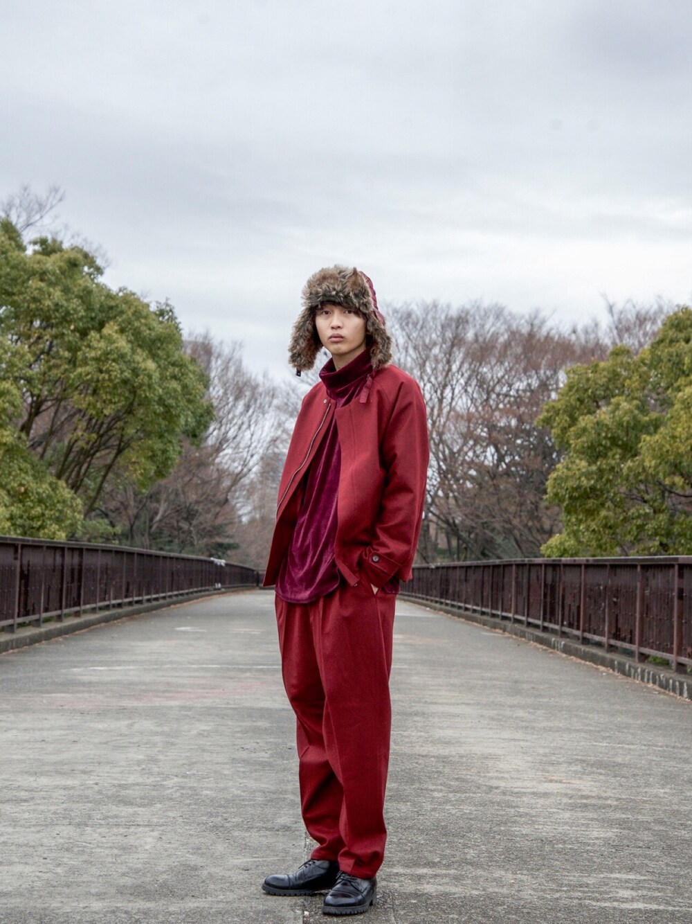 「シンプルコーデ、冬コーデ、大人カジュアル、春コーデ、ワイドパンツ、赤、セットアップ、ootd、冬、カジュアル」｜「yotsubaのNocollar Jacket / Wine Red（ノーカラージャケット、レッド系）」を使った、kodona_tokyoさん（メンズ・175cm）の冬コーディネートの1枚目の写真