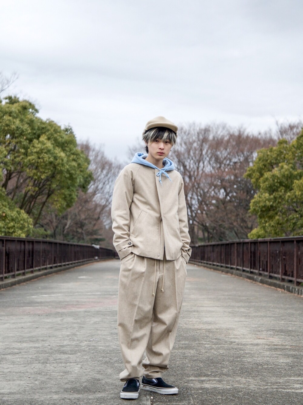 「大人カジュアル、カジュアル、冬、パンツスタイル、春コーデ、きれいめカジュアル、キャップ、ootd、セットアップ、ワイドパンツ」｜「yotsubaのNocollar Jacket / Beige（ノーカラージャケット、ベージュ系）」を使った、kodona_tokyoさん（メンズ・170cm）の冬コーディネートの1枚目の写真