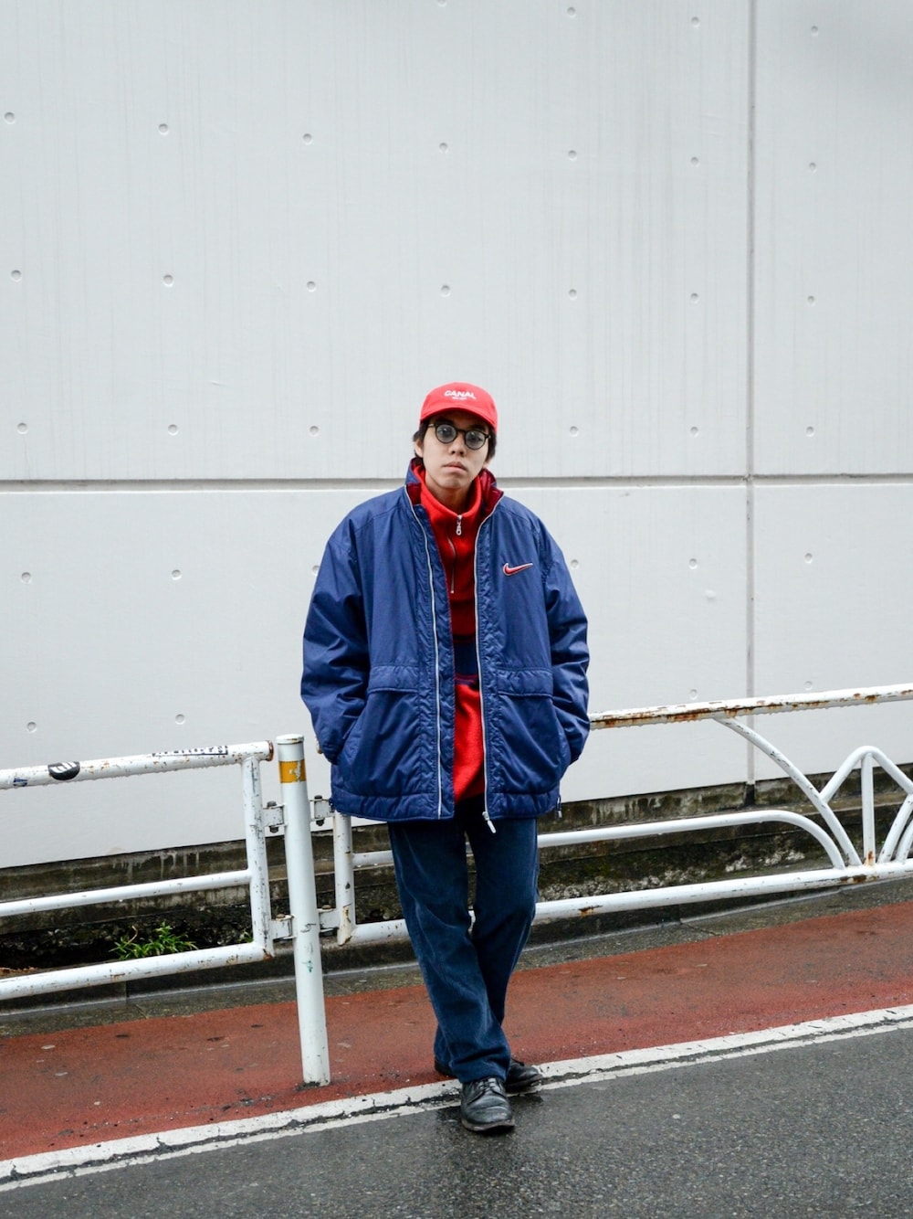 「シンプル、大人カジュアル、オーバーサイズ、古着、ストリート、ナイキ、キャップ、ジャケット、ネイビー、ootd」｜「NIKEのアイテム（ナイロンジャケット、ブルー系）」を使った、kodona_tokyoさん（メンズ・170cm）の冬コーディネートの1枚目の写真