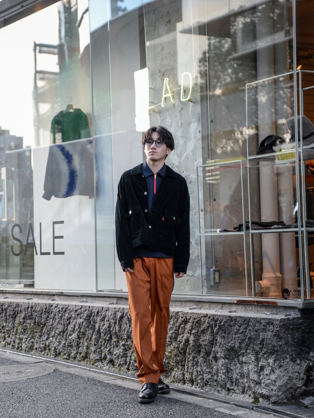「シンプル、大人カジュアル、ootd、パンツスタイル、カジュアル、冬コーデ、冬、春コーデ、ジャケット、スラックス」｜「NEONSIGNのアイテム（ジャケット/アウター、ブラック系）」を使った、kodona_tokyoさん（メンズ・170cm）の冬コーディネートの1枚目の写真