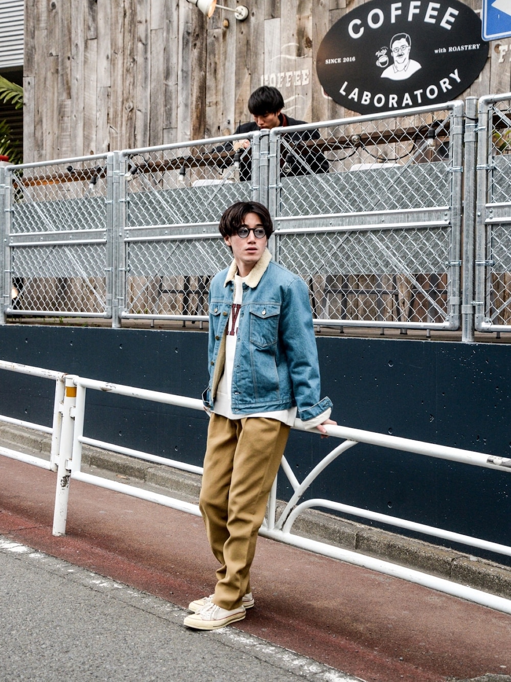 「春、大人カジュアル、休日スタイル、デニム、カジュアル、シンプル、ootd、デニムジャケット、スウェット、春コーデ」｜「Maison Kitsuneのアイテム（デニムジャケット、ブルー系）」を使った、kodona_tokyoさん（メンズ・170cm）の冬コーディネートの1枚目の写真