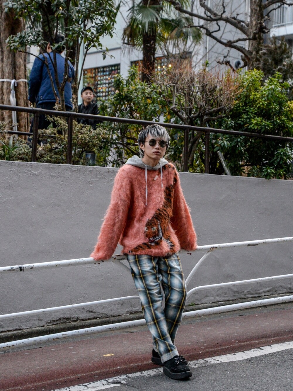 「大人カジュアル、カジュアル、ゆるコーデ、冬コーデ、春コーデ、ピンク、ニット、パーカー、レイヤードスタイル、ワイドパンツ」｜「no brandのアイテム（ニット/セーター、オレンジ系）」を使った、kodona_tokyoさん（メンズ・170cm）の冬コーディネートの1枚目の写真