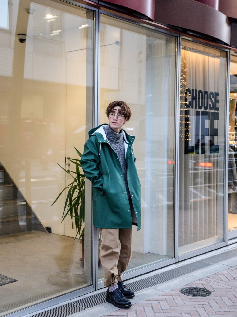 「カジュアル、オトナカジュアル、春、ラクチンコーデ、ootd、ニット、グリーン、レインコート、コート、春コーデ」｜「STUTTERHEIMのアイテム（ジャケット/アウター、グリーン系）」を使った、kodona_tokyoさん（メンズ・170cm）の春コーディネートの1枚目の写真