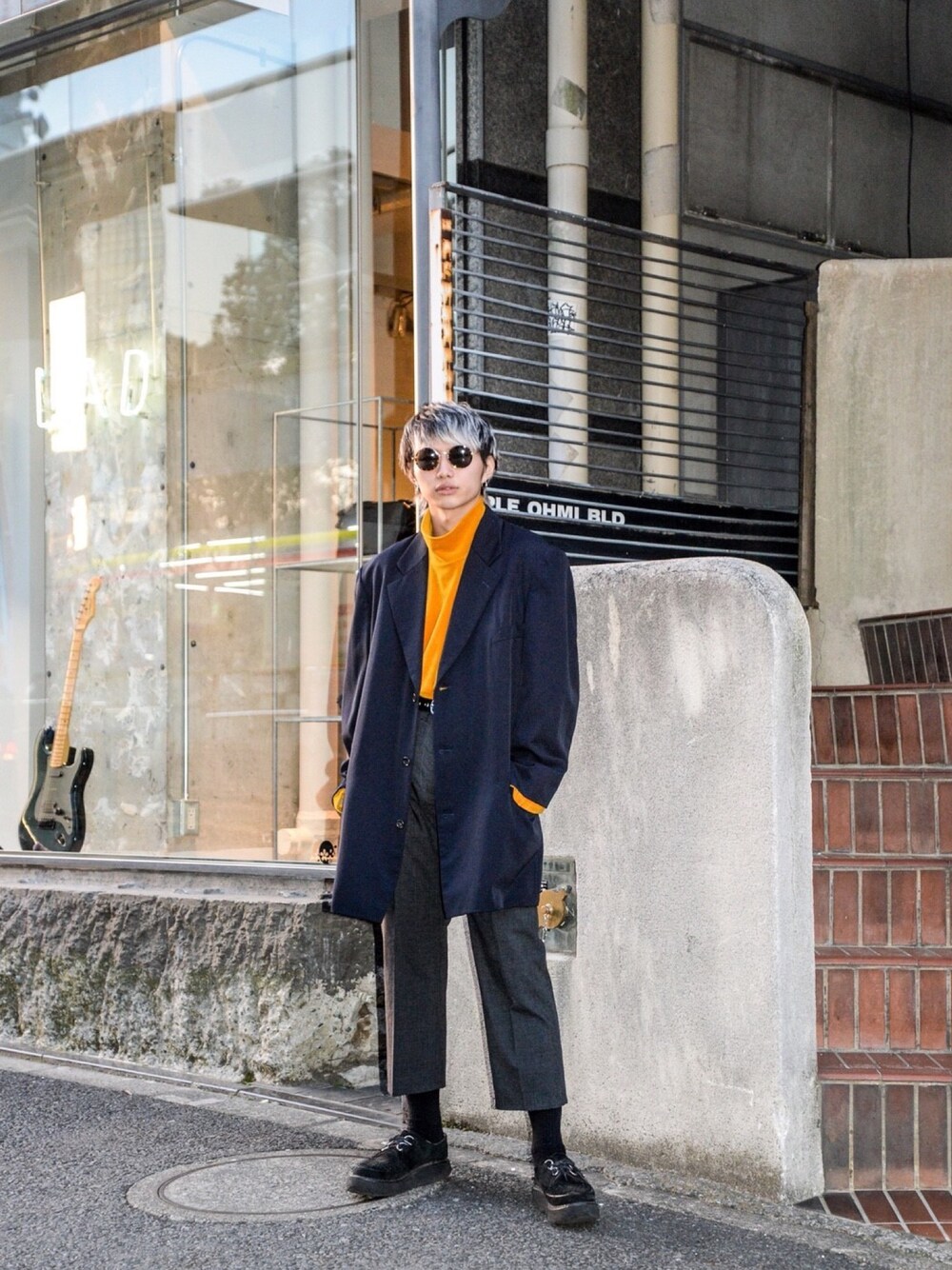 「春コーデ、シンプル、カジュアルコーデ、ootd、ブラック、スラックス、ジャケット、春、イエロー、きれいめカジュアル」｜「COMME des GARCONS HOMME PLUSのアイテム（テーラードジャケット、ブラック系）」を使った、kodona_tokyoさん（メンズ・170cm）の春コーディネートの1枚目の写真