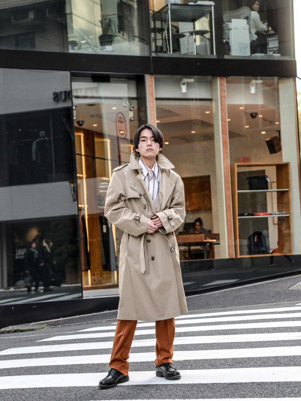 「シンプルコーデ、大人カジュアル、春色、スラックス、きれいめカジュアル、春コーデ、春、コート、トレンチコート、シャツスタイル」｜「LONDON FOGのアイテム（トレンチコート、ベージュ系）」を使った、kodona_tokyoさん（メンズ・177cm）の春コーディネートの1枚目の写真