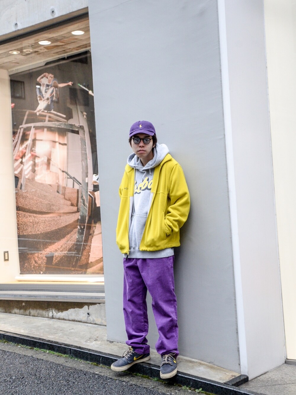 「春、カジュアル、オトナカジュアル、ootd、ストリート、イエロー、パープル、パンツスタイル、キャップ、パーカー」｜「Columbiaのアイテム（その他トップス、イエロー系）」を使った、kodona_tokyoさん（メンズ・170cm）の春コーディネートの1枚目の写真