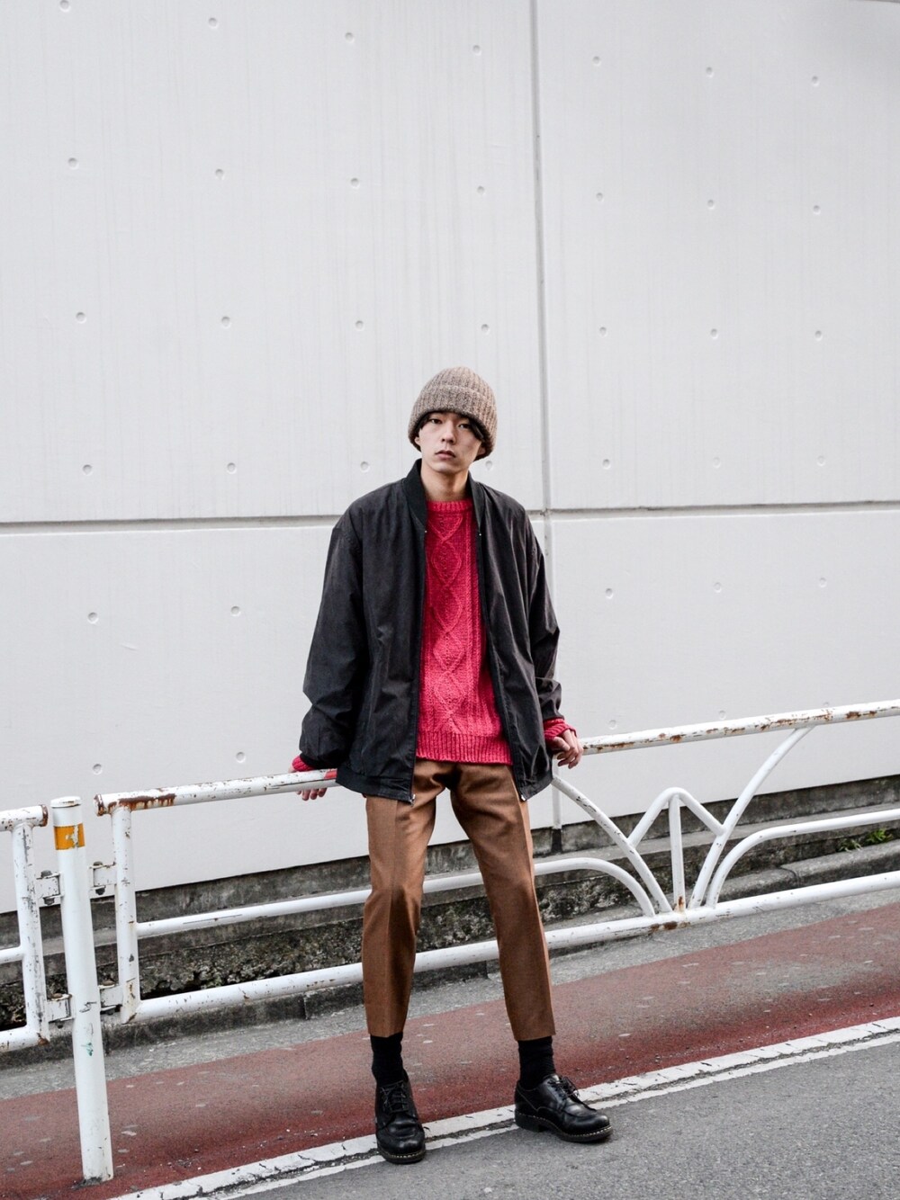 「春コーデ、シンプル、カジュアルコーデ、パンツスタイル、古着MIX、スラックス、ニット、ニット帽、春、きれいめカジュアル」｜「no brandのアイテム（ニット/セーター、レッド系）」を使った、kodona_tokyoさん（メンズ・177cm）の春コーディネートの1枚目の写真