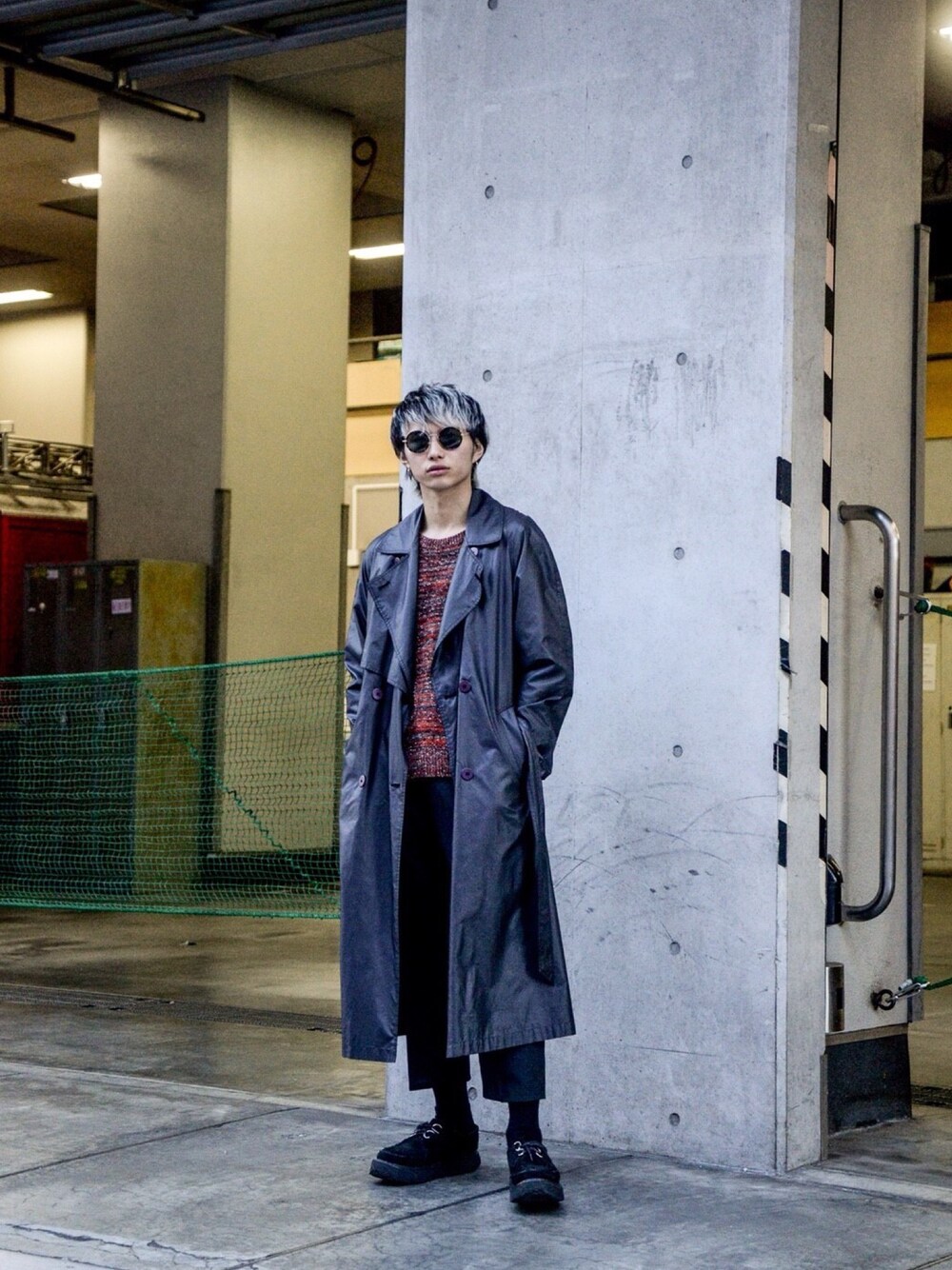「大人カジュアル、カジュアル、シンプルコーデ、きれいめカジュアル、ブラック、黒、ニット、春コーデ、春、コート」｜「JOHN LAWRENCE SULLIVANのアイテム（ニット/セーター、オレンジ系）」を使った、kodona_tokyoさん（メンズ・170cm）の春コーディネートの1枚目の写真