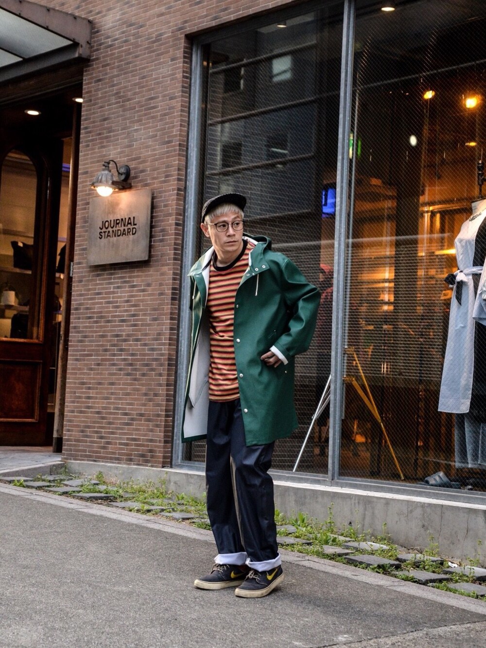 「シンプルコーデ、スポーツミックス、オトナカジュアル、ootd、ワイドパンツ、ストリート、レインコート、グリーン、シュプリーム、春コーデ」｜「STUTTERHEIMのアイテム（ジャケット/アウター、グリーン系）」を使った、kodona_tokyoさん（メンズ・170cm）の春コーディネートの1枚目の写真