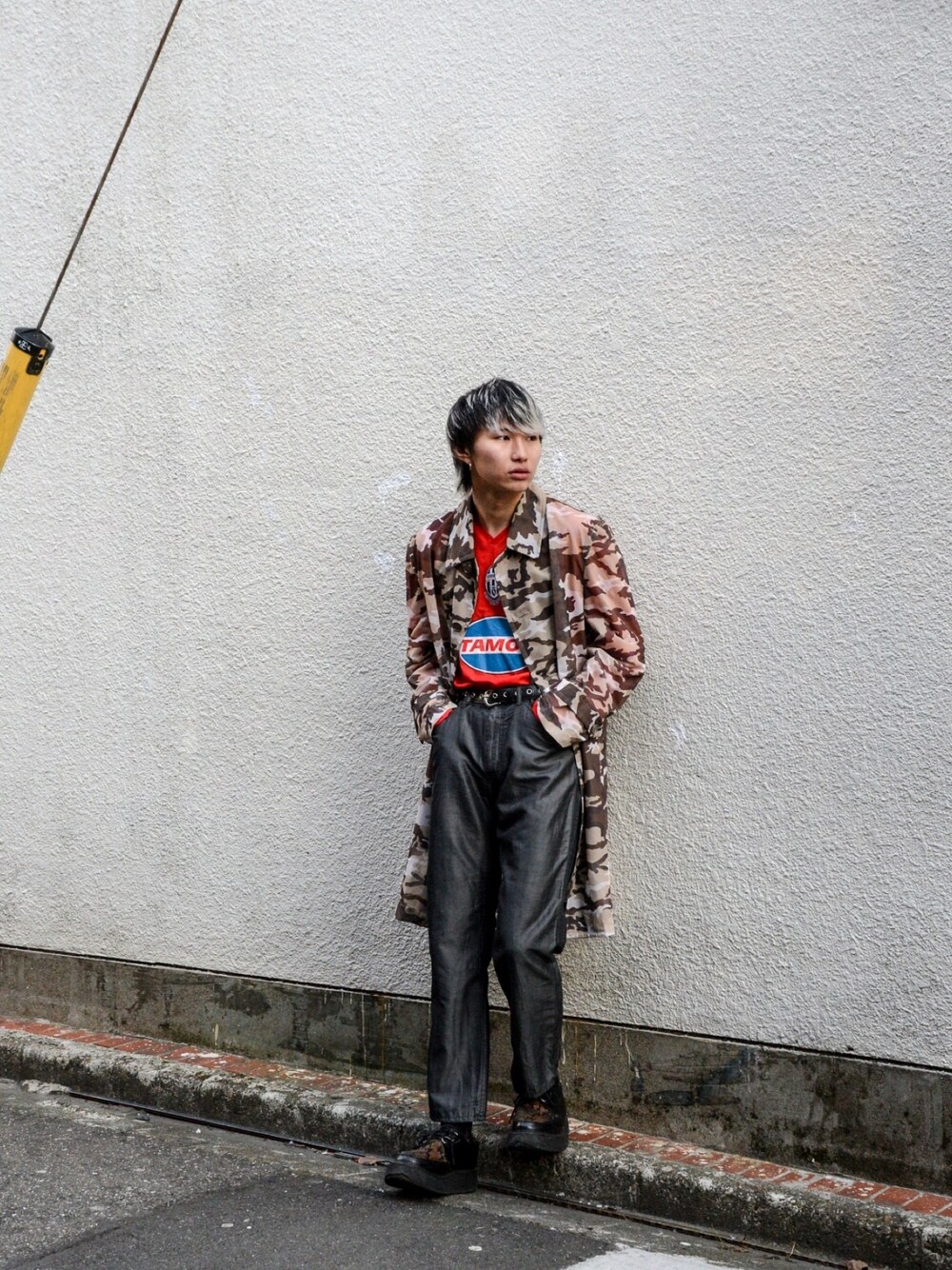 「春コーデ、カモフラ、ストリート、ootd、レッド、メッシュ、春、スポーツミックス、フットボールTシャツ、サッカー」｜「COMME des GARCONS SHIRTのアイテム（ジャケット/アウター、ベージュ系）」を使った、kodona_tokyoさん（メンズ・170cm）の春コーディネートの1枚目の写真