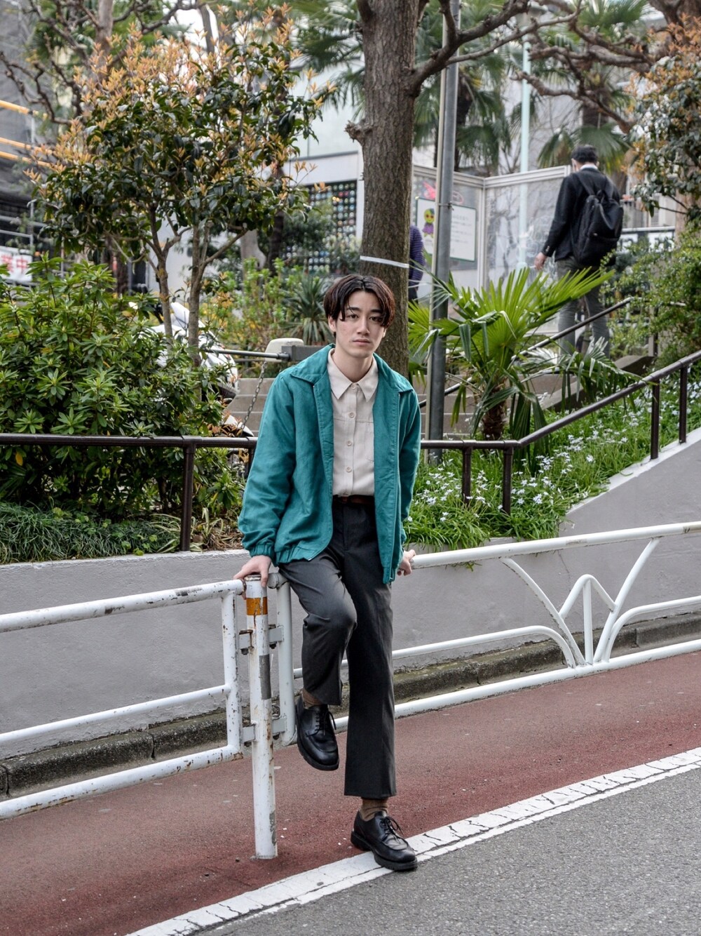 「カジュアルコーデ、大人カジュアル、きれいめカジュアル、スラックス、フェイクスエード、グリーン、春コーデ、春、ストリート、ootd」｜「no brandのアイテム（ジャケット/アウター、グリーン系）」を使った、kodona_tokyoさん（メンズ・170cm）の春コーディネートの1枚目の写真