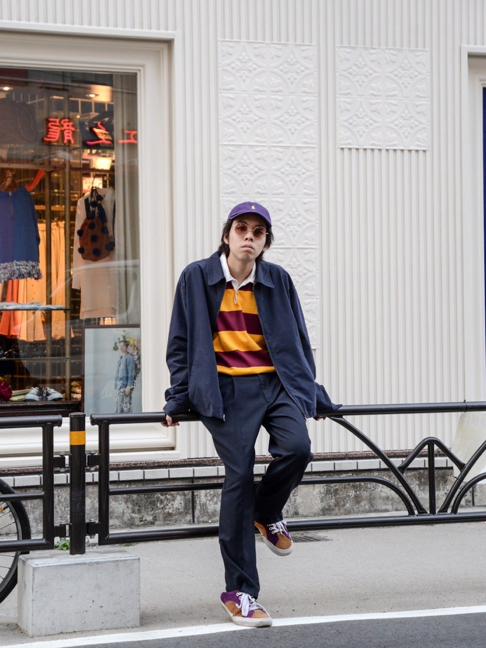 「スウィングトップ、カジュアル、シンプル、休日スタイル、スニーカーコーデ、スニーカー、ootd、春コーデ、ネイビー、ストリート」｜「J.CREWのアイテム（ジャケット/アウター、ブラック系）」を使った、kodona_tokyoさん（メンズ・170cm）の春コーディネートの1枚目の写真