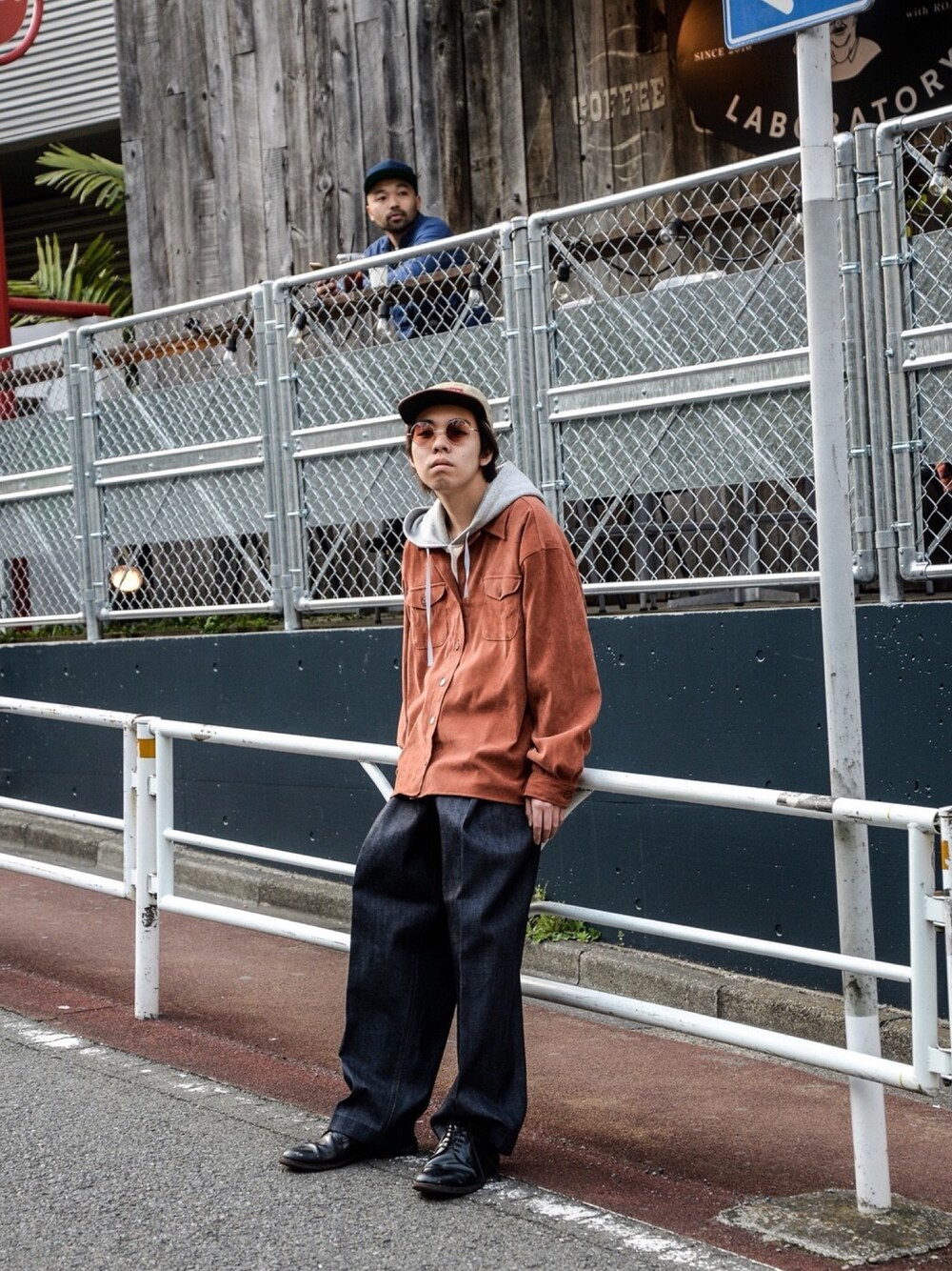 「デニム、春コーデ、カジュアル、ストリート、ootd、キャップ、カジュアルコーデ、スポーツミックス、パーカー、春」｜「no brandのアイテム（シャツ/ブラウス、オレンジ系）」を使った、kodona_tokyoさん（メンズ・170cm）の春コーディネートの1枚目の写真