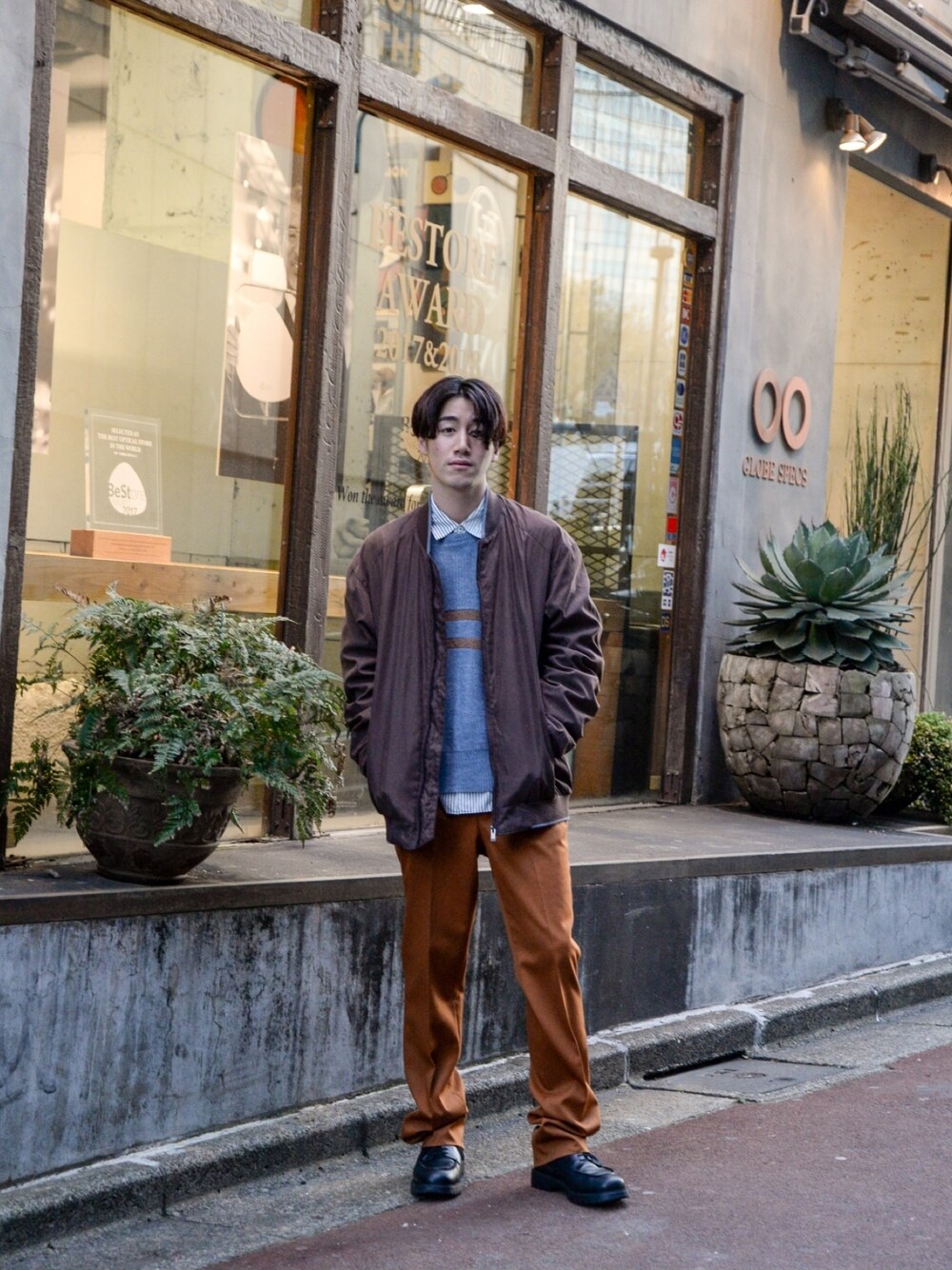 「大人カジュアル、春コーデ、ゆるコーデ、春、きれいめカジュアル、ブラウン、ootd、ストリート、ニット、スラックス」｜「no brandのアイテム（ブルゾン、ブラウン系）」を使った、kodona_tokyoさん（メンズ・170cm）の春コーディネートの1枚目の写真