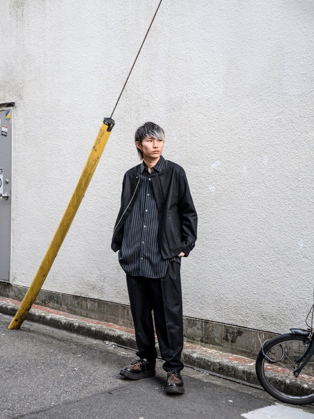 「セットアップ、きれいめカジュアル、ブラック、春コーデ、春、モノトーン、シャツスタイル、スラックス、ストリート、ootd」｜「yotsubaのNocollar Jacket / Black（ノーカラージャケット、ブラック系）」を使った、kodona_tokyoさん（メンズ・170cm）の春コーディネートの1枚目の写真