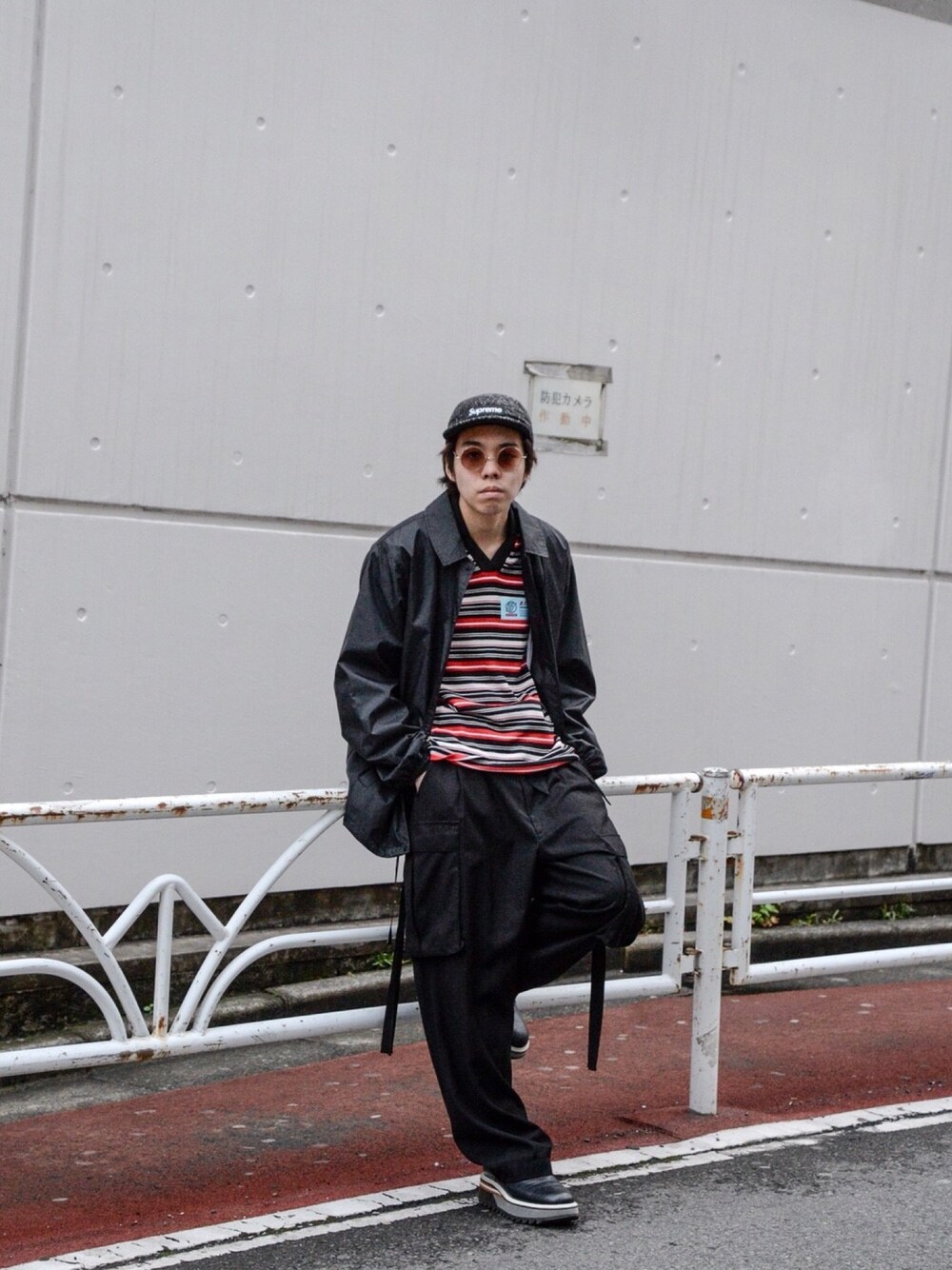「シンプル、オトナカジュアル、ブラック、カジュアル、春コーデ、春、ジャケット、ニット、ootd、ストリート」｜「D.TT.Kのアイテム（ニット/セーター、その他）」を使った、kodona_tokyoさん（メンズ・170cm）の春コーディネートの1枚目の写真