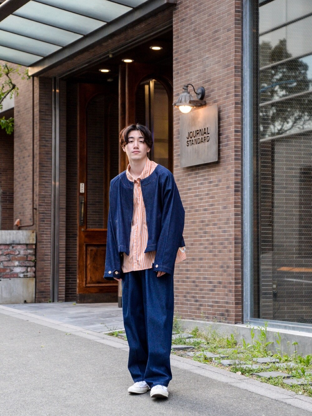 「シンプルコーデ、カジュアルコーデ、オトナカジュアル、休日スタイル、春コーデ、春、セットアップ、デニム、シャツ、ootd」｜「yotsubaのアイテム（ノーカラージャケット、ブルー系）」を使った、kodona_tokyoさん（メンズ・170cm）の春コーディネートの1枚目の写真