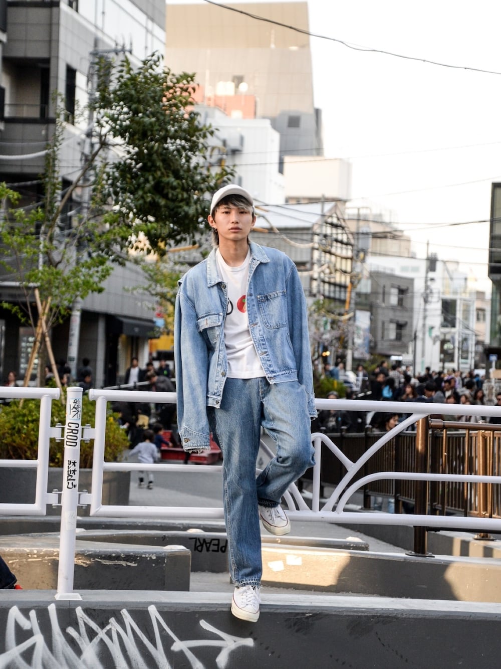 「シンプルコーデ、カジュアルコーデ、デニム、デニムパンツ、デニムジャケット、春コーデ、春、ストリート、ootd、キャップ」｜「no brandのアイテム（デニムジャケット、ブルー系）」を使った、kodona_tokyoさん（メンズ・170cm）の春コーディネートの1枚目の写真