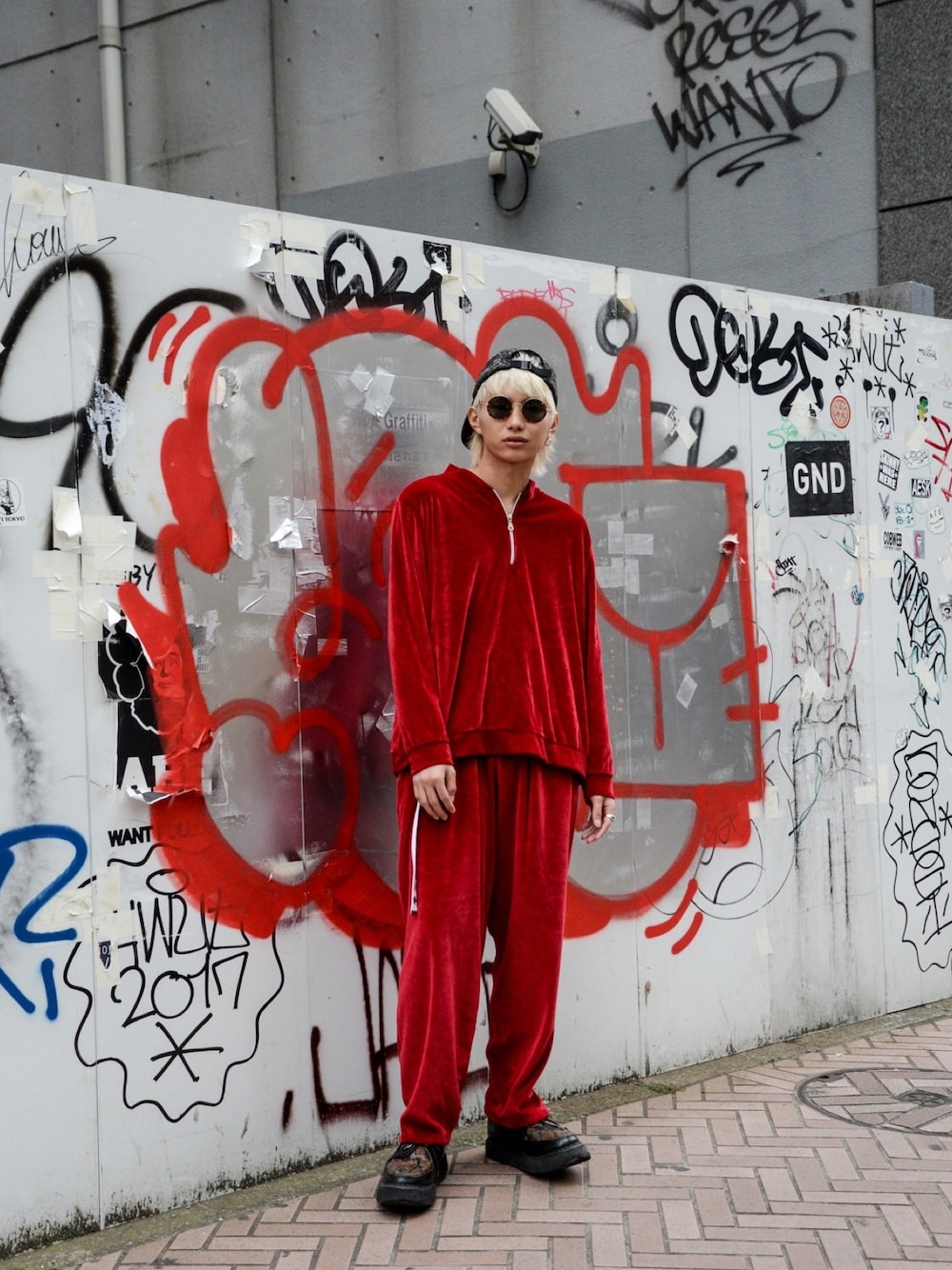 「カジュアルコーデ、春、シンプル、ootd、スニーカー、ストリート、セットアップ、春コーデ、レッド、キャップ」｜「no brandのアイテム（セットアップ、レッド系）」を使った、kodona_tokyoさん（メンズ・170cm）の春コーディネートの1枚目の写真