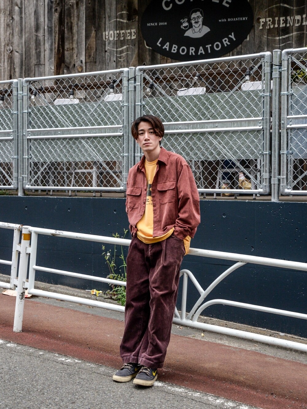 「シンプル、ラクチンコーデ、パンツスタイル、ワイドパンツ、大人カジュアル、春コーデ、春、シャツスタイル、ootd、ストリート」｜「no brandのアイテム（シャツ/ブラウス、ブラウン系）」を使った、kodona_tokyoさん（メンズ・170cm）の春コーディネートの1枚目の写真