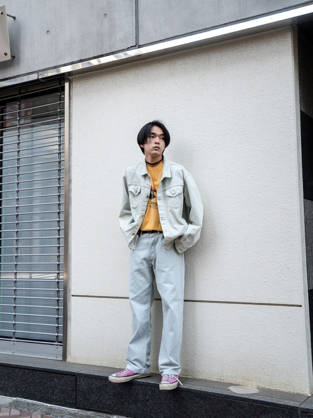 「カジュアル、夏コーデ、大人カジュアル、春コーデ、Tシャツ、デニム、ホワイト、デニムジャケット、ストリート、ootd」｜「UNUSEDのアイテム（デニムジャケット、ホワイト系）」を使った、kodona_tokyoさん（メンズ・177cm）の春コーディネートの1枚目の写真