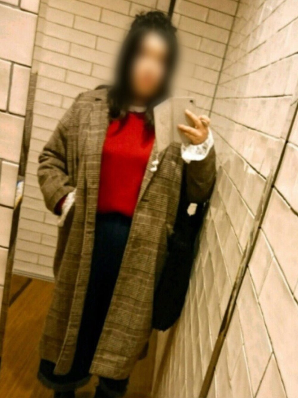 「グレンチェック、チェックコート、チェスターコート、ロングコート、ワイドパンツ、ワイドデニム、ぽっちゃり、ぽっちゃりコーデ、赤ニット」｜「UNIQLOのアイテム（ニット/セーター、レッド系）」を使った、繭さん（レディース・159cm）の秋コーディネートの1枚目の写真