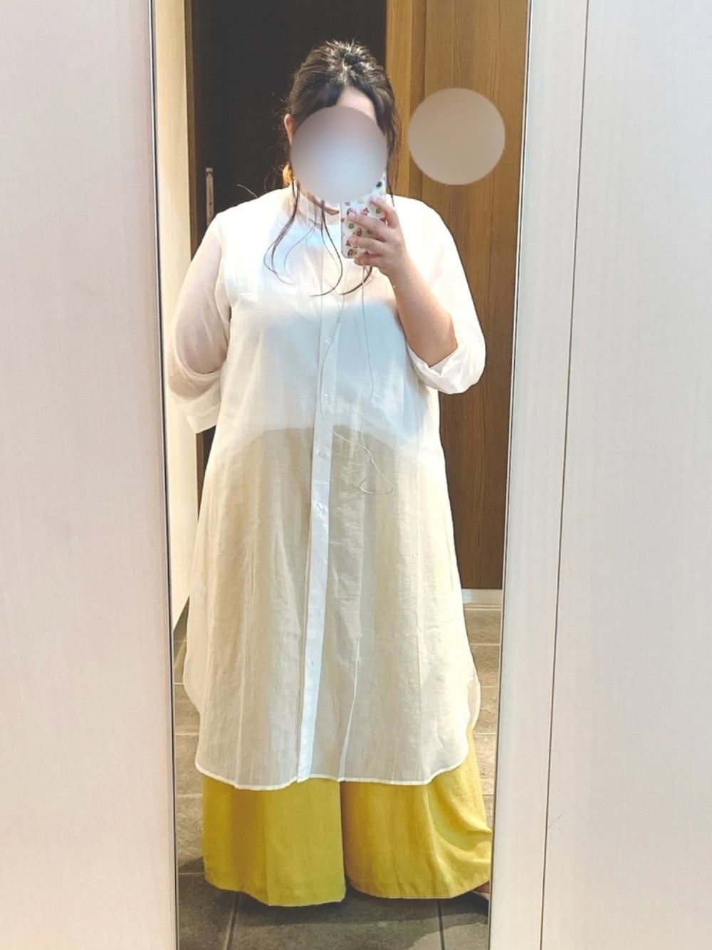 「シアーシャツ、シアーシャツワンピース、レイヤードスタイル、ビタミンカラー、バブーシュ、ワイドパンツ、ぽっちゃり、ぽっちゃりコーデ、ノースリーブ」｜「WCの∴WC/【クレヨンしんちゃんコラボ】iPhone11ケース（スマホケース/カバー、その他）」を使った、繭さん（レディース・159cm）の夏コーディネートの1枚目の写真