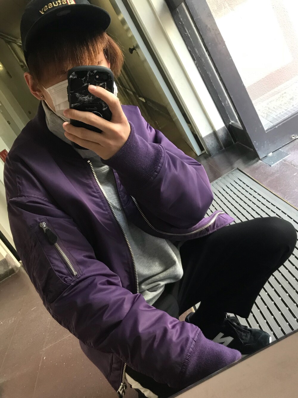 パープル系のMA-1、グレー系のスウェット、ブラック系のスラックスを着用したメンズの秋コーディネートの1枚目の写真