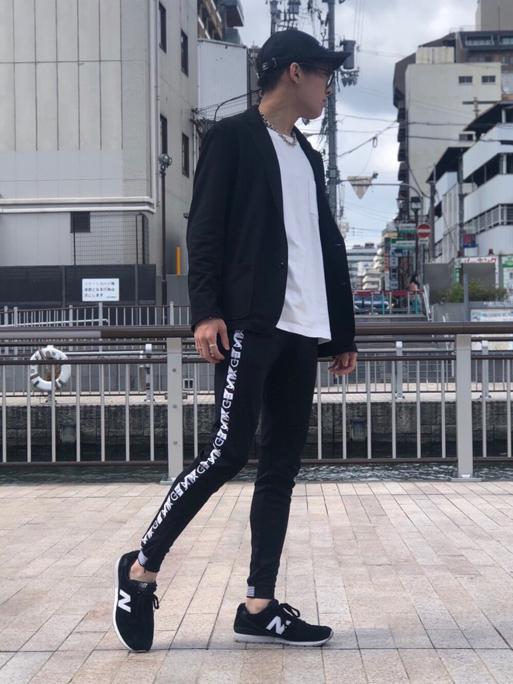 ブラック系のテーラードジャケット、ホワイト系のTシャツ/カットソー、ブラック系のその他パンツを着用したメンズの春コーディネートの1枚目の写真