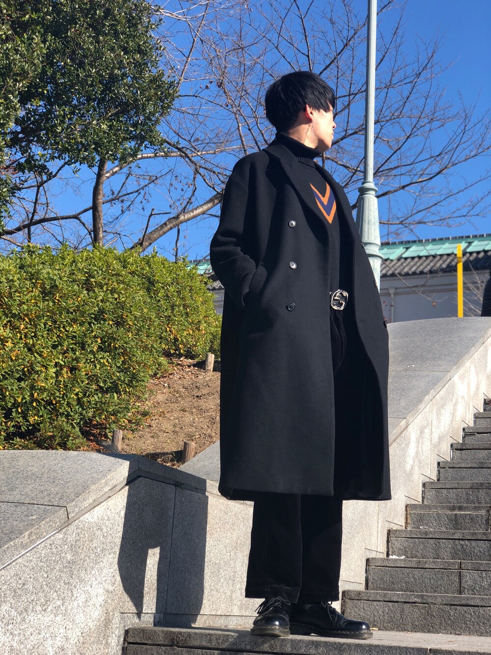 「おしゃれさんと繋がりたい、冬、オトナカジュアル、キレイめ、ビッグシルエット、モノトーン、ブラック、韓国ファッション、シンプルコーデ、シャリーフ(SHAREEF)」｜「HAREのCASHEEP ライトメルトンBIGコート（チェスターコート、ブラック系）」を使った、マルさん（メンズ・178cm）の冬コーディネートの1枚目の写真