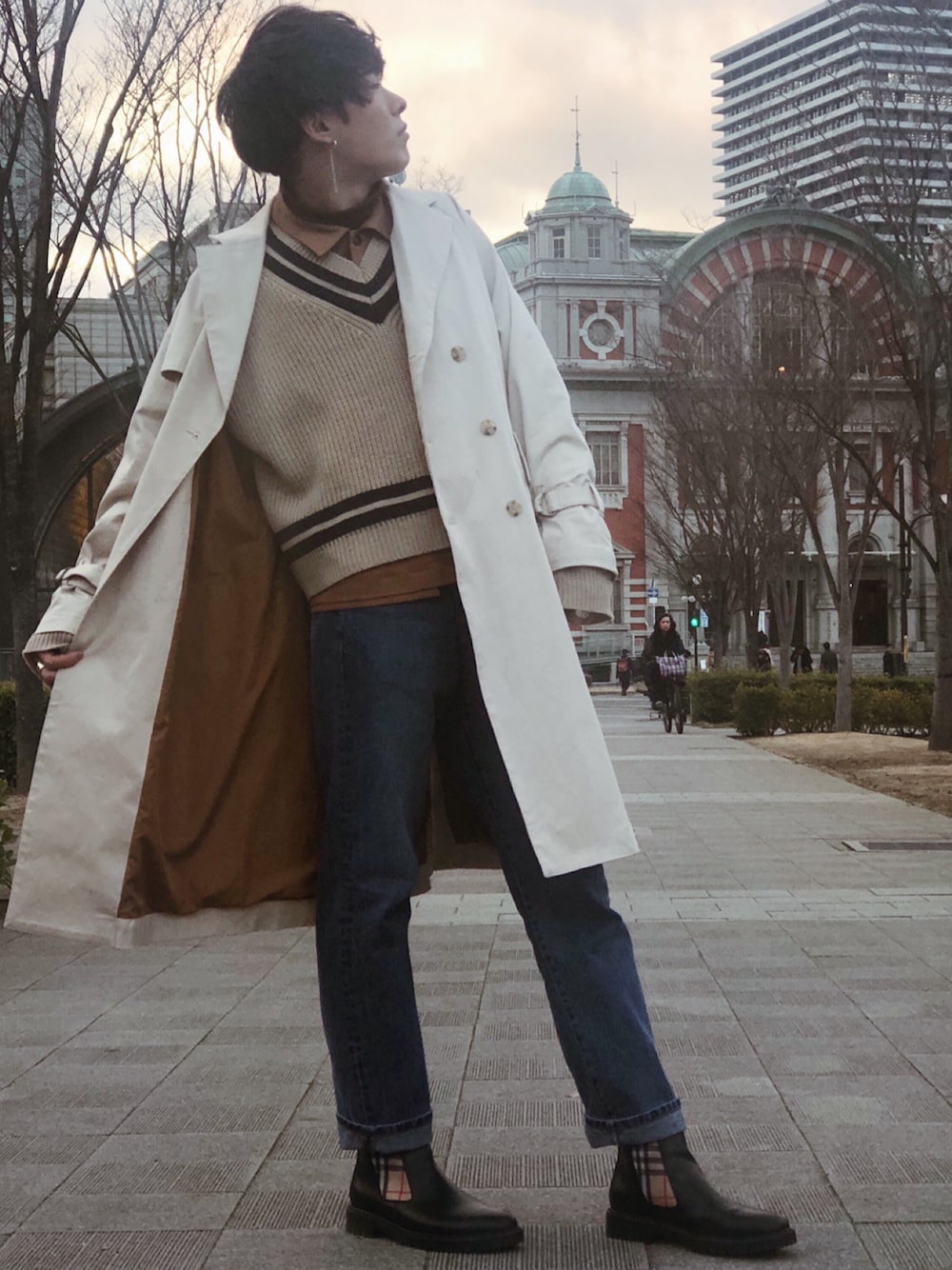 ベージュ系のトレンチコート、ホワイト系のニット/セーター、ベージュ系のブルゾンを着用したメンズの冬コーディネートの1枚目の写真