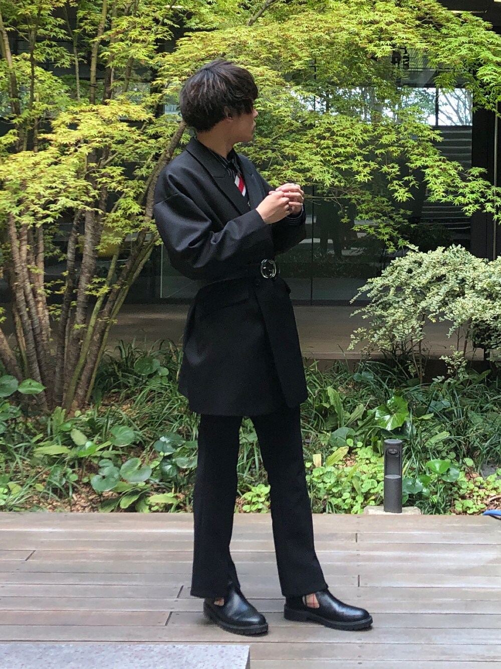 「シンプル、オトナカジュアル、カジュアル、お洒落さんとつながりたい、バーバリー、ブーツ、サイドゴアブーツ、ブラック、大学生、シャツスタイル」｜「HAREのジャケットコート(HARE)（チェスターコート、ブラック系）」を使った、マルさん（メンズ・178cm）の春コーディネートの1枚目の写真
