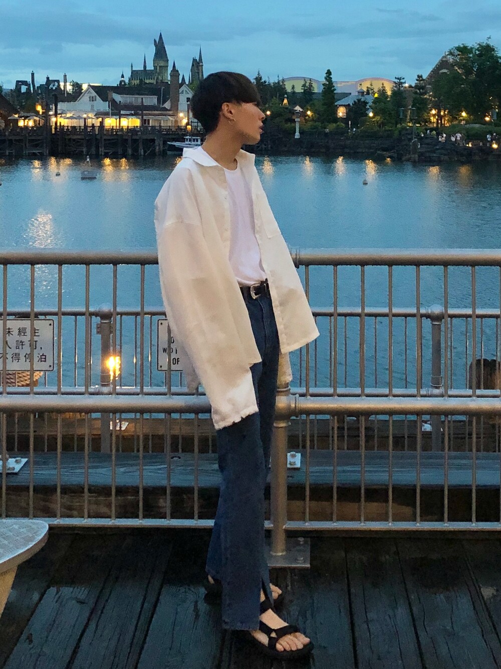 ホワイト系のシャツ/ブラウス、ブルー系のデニムパンツ、ブラック系のサンダルを着用したメンズの夏コーディネートの1枚目の写真