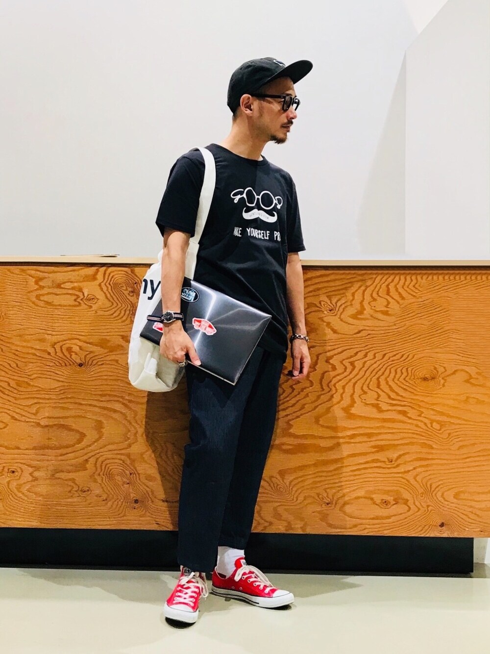 ブラック系のTシャツ/カットソー、ブルー系のその他パンツ、ブルー系のトートバッグを着用したメンズの夏コーディネートの1枚目の写真