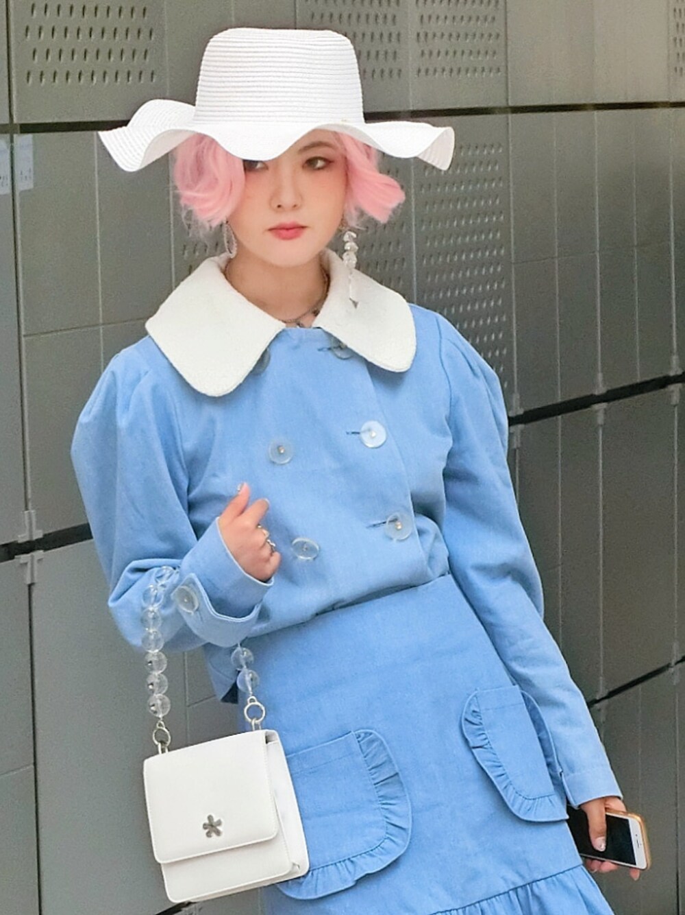 「hat、BAG、dress、korean fashion、韓国ファッション、韓国ブランド、帽子、女性らしい、可愛い、Kawaii」｜「N/Aのアイテム（ハンドバッグ、ホワイト系）」を使った、instyleasiaさん（レディース・165cm）の冬コーディネートの1枚目の写真